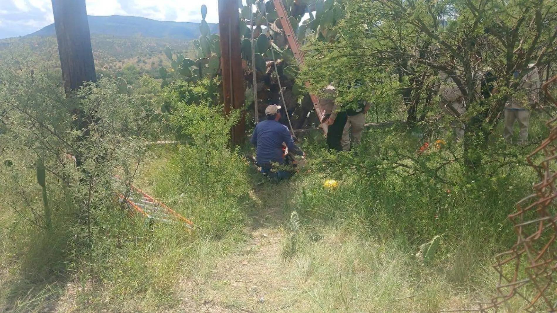 Muere obrero al recibir descarga eléctrica en Los Pinos